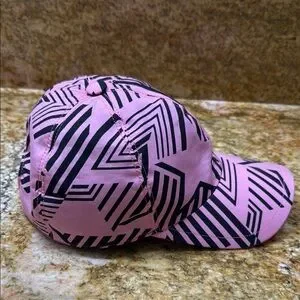 CHANEL Pink and Black Geometric Hat CHANEL Black x Pink CC beanie ⭕️Available now ⭕️ 黑x粉  main image 4
